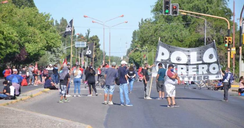 Cortes de ruta y bloqueo en petroleras e hipermercados recalientan el clima social en Neuquén