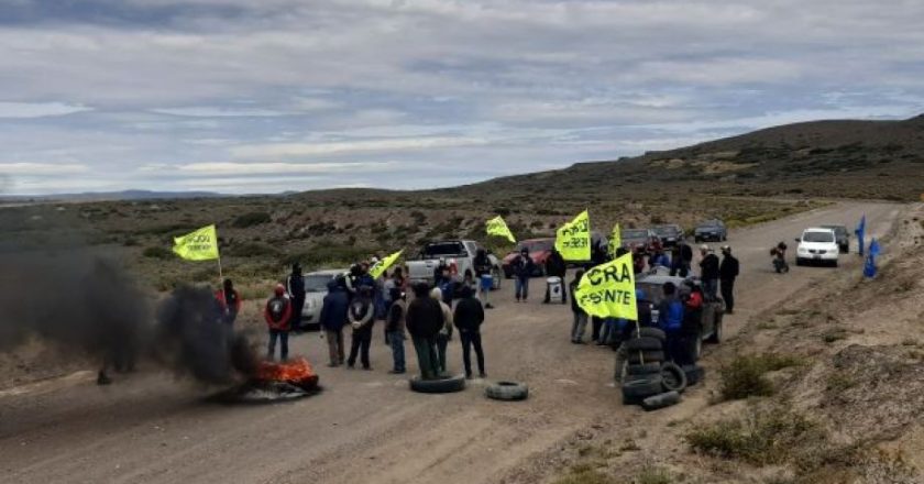 Trabajadores de la UOCRA salieron a la ruta de Río Negro para pedir que se reactiven obras de pavimentación