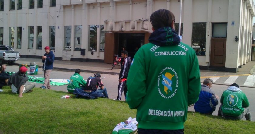 Clima espeso en Maestranza que cerró paritarias en medio de movilizaciones opositoras