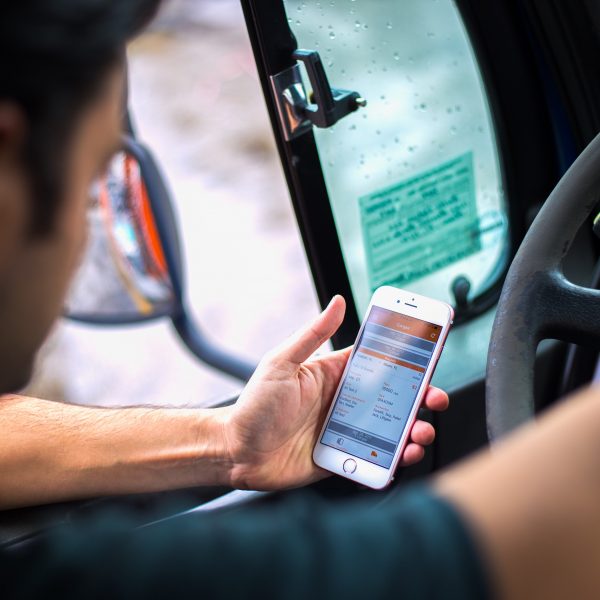 La Libertad Avanza propuso que por seis meses apps como Uber no paguen multas en La Plata para regularizar el sector bajo exigencias mínimas