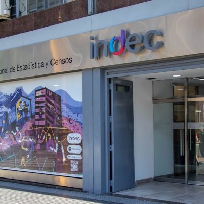 Según el INDEC, en abril los salarios subieron 3,7% y superaron por primera vez en siete meses la inflación del 2,6% del mes