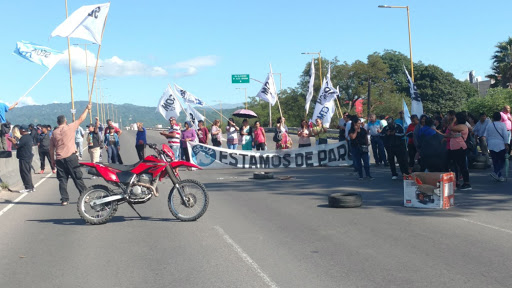 Municipales jujeños paran y cortan rutas contra los salarios de 5 mil pesos que paga Morales