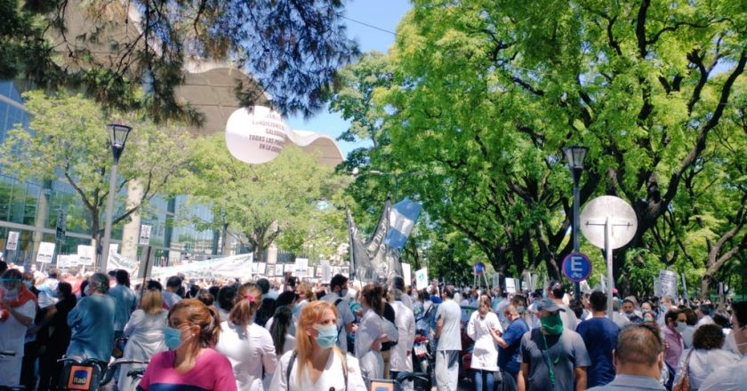 #URGENTE El jefe de Obstetricia del Hospital Ramos Mejía murió de un paro cardíaco mientras marchaba por salarios dignos