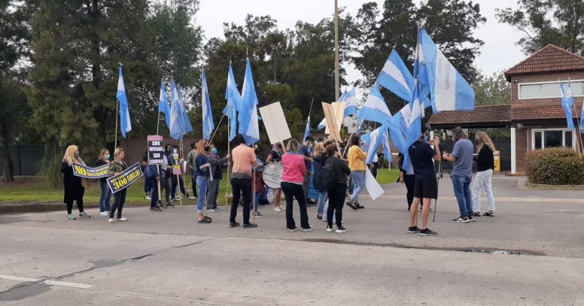 Despedidos llevaron protesta al country del dueño del call center de Latam