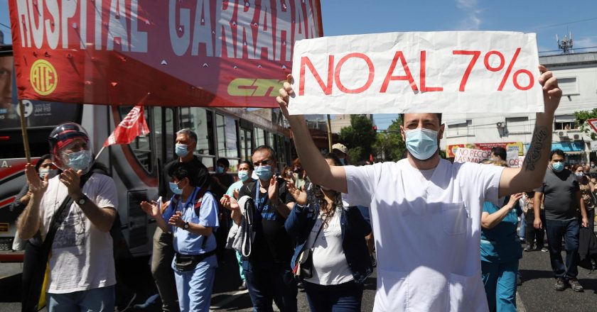 Profesionales del Garrahan van en caravana a Salud para rechazar el aumento salarial del 7%