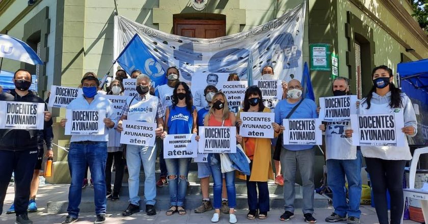 Docentes levantan el ayuno y acampe e irán a mesa de negociación con el Gobierno neuquino